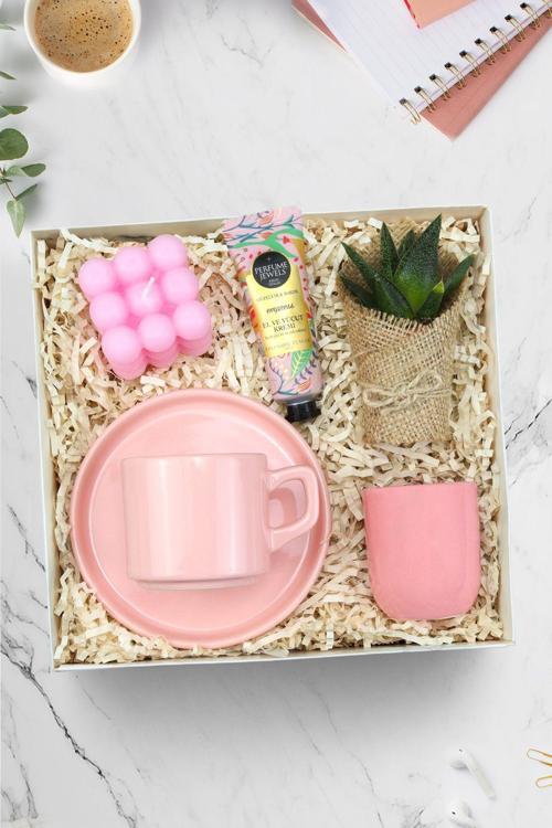 Pembe Fincan & El Kremi & Pembe Bubble Mum &  Canlı Sukulent & Pembe Saksı Hediye Seti