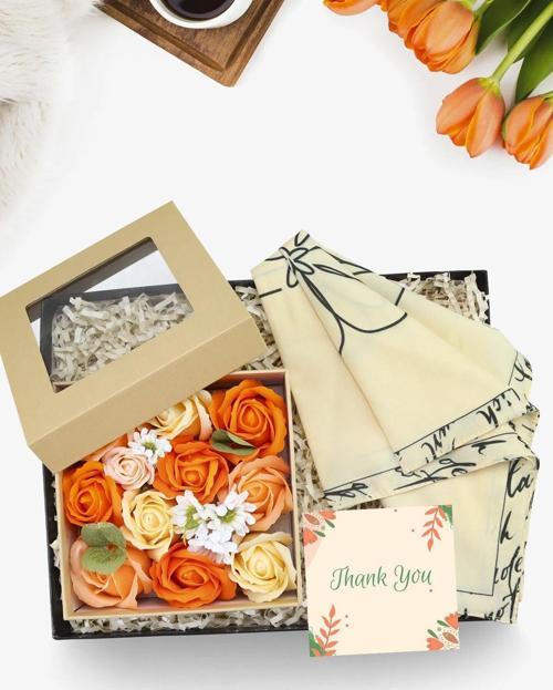 Bej Turuncu Gül Kutusu & Yazılı Tasarım Fular Hediye Seti