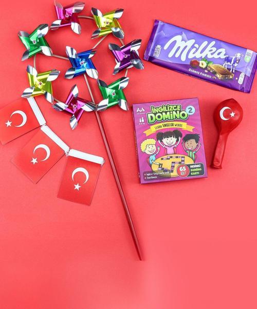 Asma Türk Bayrağı & Balon & İngilizce Domino Kart Oyunu & Çikolata & Rüzgar Gülü Hediye Seti