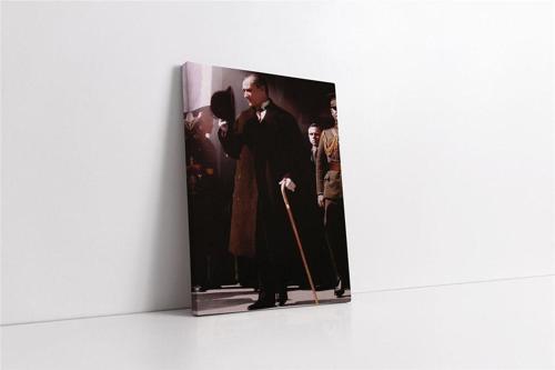 Atatürk Şapkasıyla Selam Verirken Kanvas Tablo