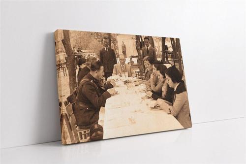 Atatürk Yemek Yerken Kanvas Tablo