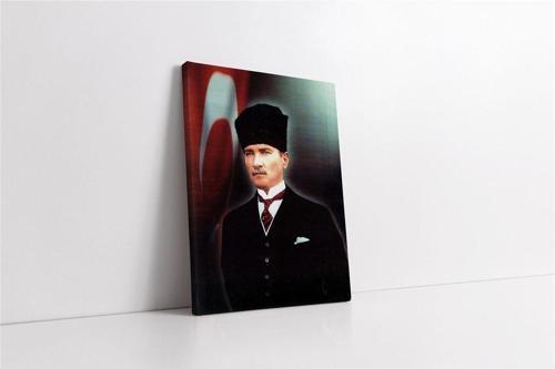 Bayrak Önünde Kalpaklı Atatürk Kanvas Tablo