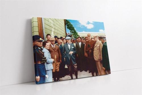 Atatürk Inceleme Yaparken Kanvas Tablo
