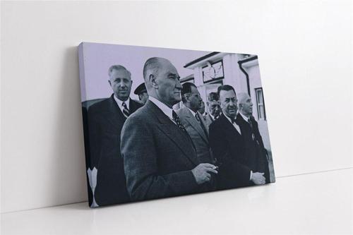 Atatürk Tcdd Önünde Kanvas Tablo