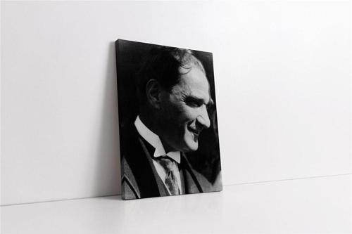 Siyah Beyaz Atatürk Gülerken Portresi Kanvas Tablo