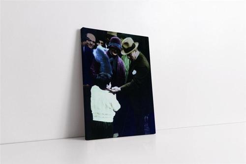 Atatürkün Çocuk Sevgisi Kanvas Tablo