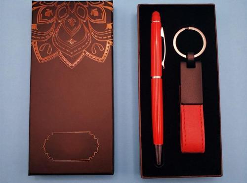 Kırmızı Anahtarlık Ve Kalem