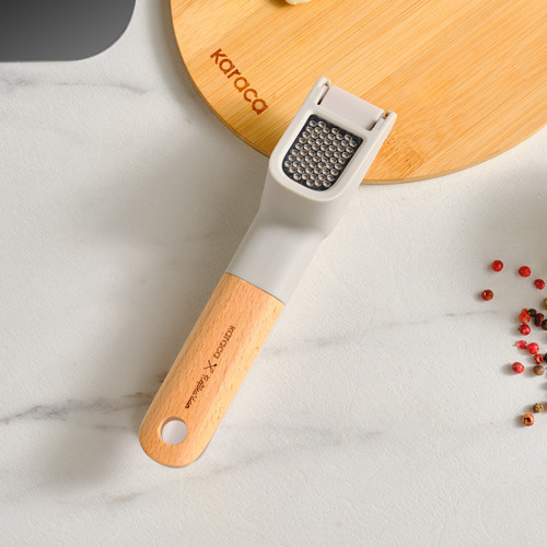x Refika Gadgets Ahşap Saplı Sarımsak Ezici