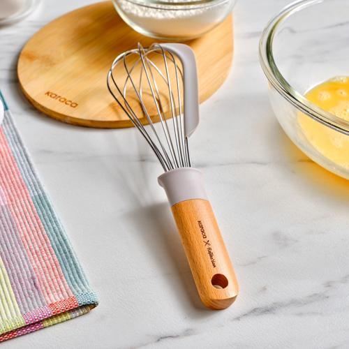 x Refika Gadgets Ahşap Saplı Sıyırıcılı Çırpıcı