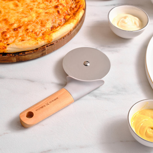 x Refika Gadgets Ahşap Saplı Pizza Dilimleyici