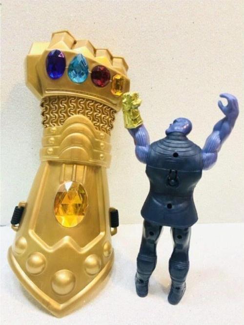 Avengers Mavi Işıklı Thanos Ve Eldiveni 2'Li Oyuncak Thanos