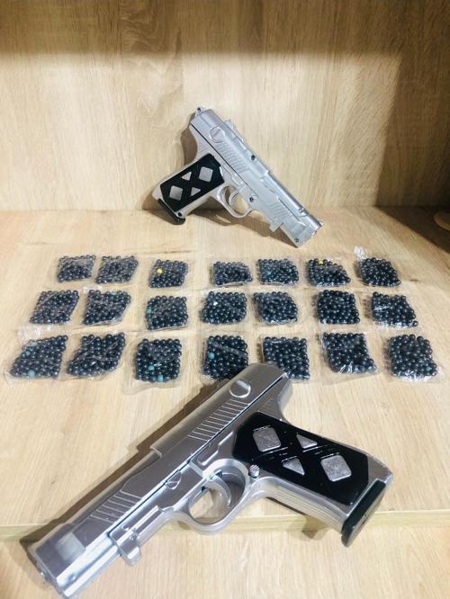 Gümüş Renk 2 Adet Boncuk Atan Silah + 21 Paket Plastik Boncuk