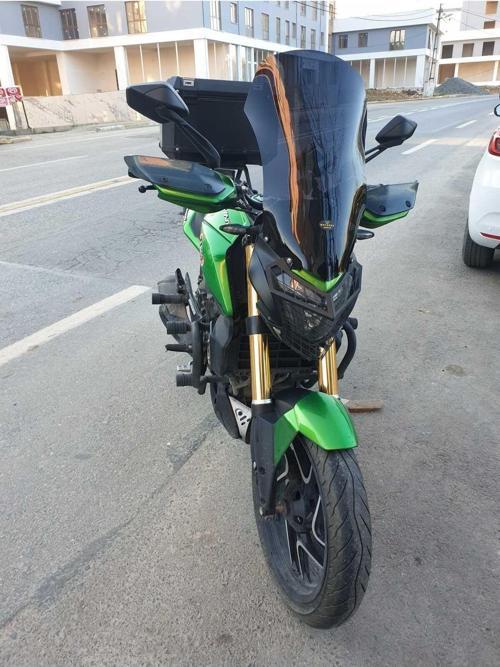 Bajaj Dominar 250 Siperlik Ön Cam 2017 2024 Model 58cm Siyah Renkli 4mm ORTA BOYLU CAM