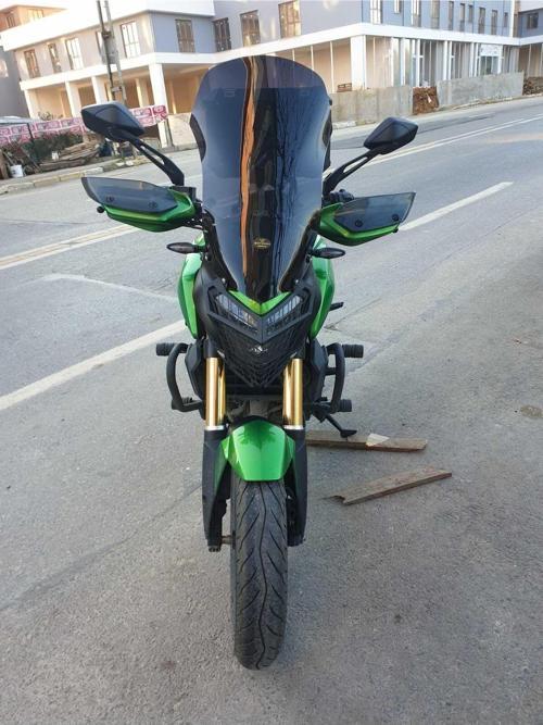 Bajaj Dominar 400 Siperlik Ön Cam 2017 2024 Model 58cm Siyah Renkli 4mm ORTA BOYLU CAM
