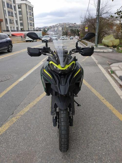 Benelli TRK 702 X Siperlik Ön Cam 2024 Model 51cm Şeffaf Renkli 4mm 2. TASARIM