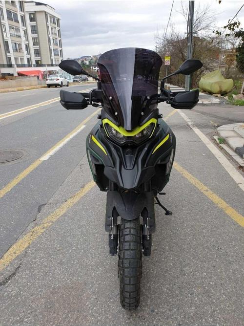 Benelli TRK 702 X Siperlik Ön Cam 2024 Model 51cm Siyah Renkli 4mm 2. TASARIM