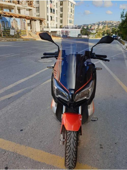 QJ ATR 125 Siperlik Ön Cam 2023 2024 Model 65cm Açıkfüme Renkli 4mm ORTA BOYLU CAM