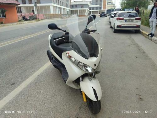 Suzuki Burgman UH 200 Siperlik Ön Cam 2006 2013 Model 61cm Şeffaf Renkli 4mm ORTA BOYLU CAM