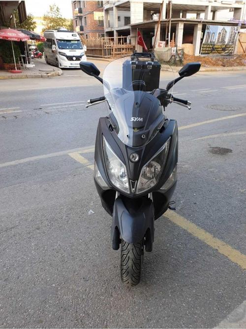 Sym Joymax250 İ Siperlik Ön Cam 2013 2017 Model 54cm Şeffaf Renkli 4mm KISA SPOR Cam