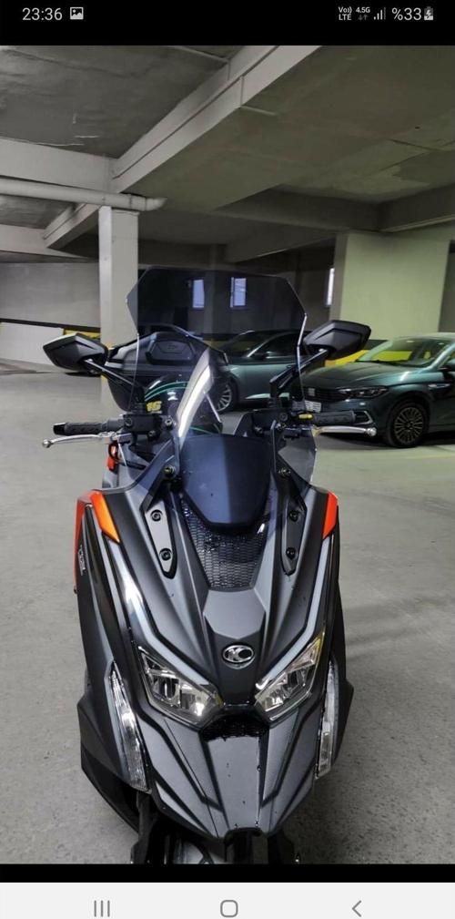 Kymco DTX 360 Siperlik Ön Cam 2022-2023 Model 65cm Açıkfüme Renkli 4mm UZUN CAM Saçları Dökülen Adam