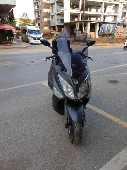 Sym Joymax250 İ Siperlik Ön Cam 2013 2017 Model 65cm Açıkfüme Renkli 4mm ORTA BOYLU CAM