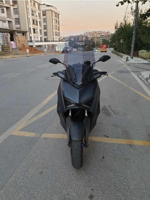 Yamaha Xmax Siperlik Ön Cam 2023 2024 Model 65cm Açıkfüme Renkli 4mm ORTA BOYLU CAM