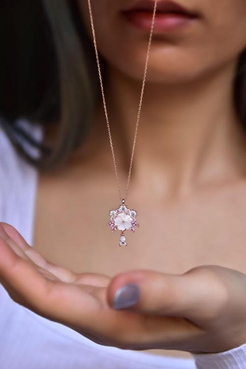 925 Ayar Gümüş Rose Kaplama Tasarım Pembe Taşlı Sedef Manolya Çiçeği Damla Kolye