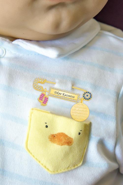 Tekne Kazıntısı Yazılı Düz Model Kız Bebek Ayaklı Bebek İğnesi