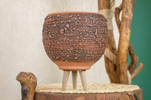AHŞAP AYAKLI PÜSKÜRTME MODEL TERRACOTA DOĞAL TOPRAK SAKSI