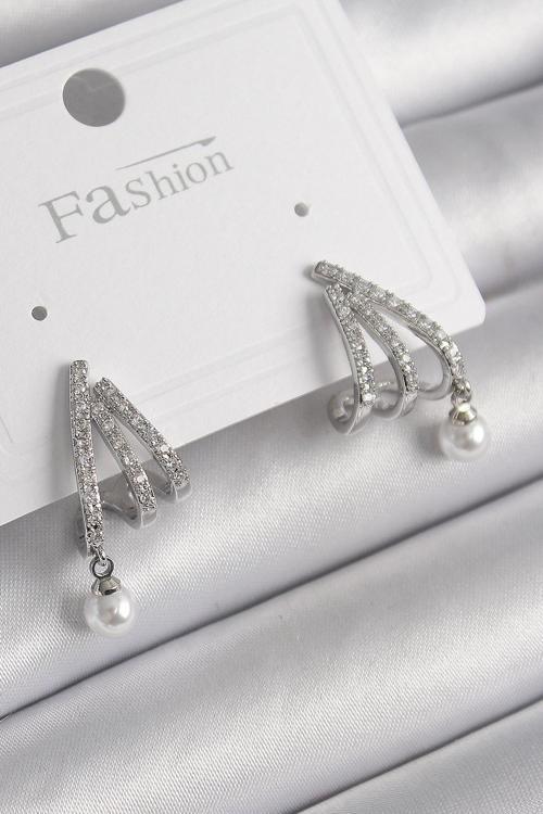 Pirinç Gümüş Renk Zirkon Taşlı Pençe Model İnci Detay Kadın Küpe - TJ-BKP9958