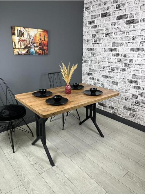 Sultan Ceviz Mutfak Yemek Masası Balkon Masası Kavisli Köşe Metal Siyah Ayak 120*80 Cm