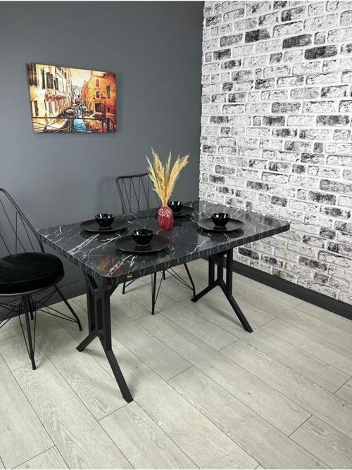 Sultan Siyah Mermer Mutfak Yemek Masası Balkon Masası Kavisli Köşe Metal Siyah Ayak 120*80 Cm