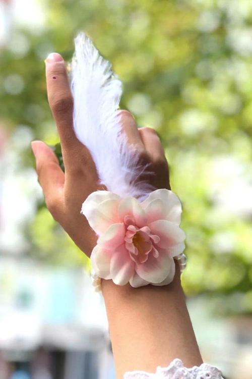 Bride to be Nedime Gelin Bilekliği Tüy ve İnci Boncuk Detaylı Somon Renkli Bekarlığa Veda Partisi Bilekliği 10 Adet 