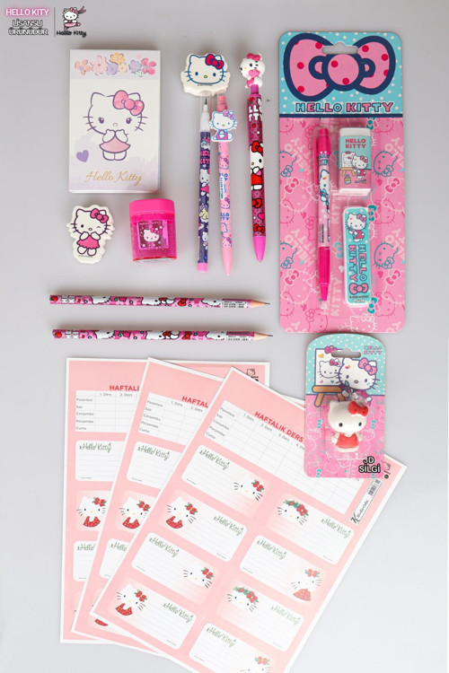 DEKOMUS İLE LİSANSLI HELLO KITTY 16 PARÇA KIRTASİYE SETİ SİLGİ TEPELİ GEÇMELİ KALEM,VERSATİL UÇLU KALEM,KURŞUN KALEM,SİL