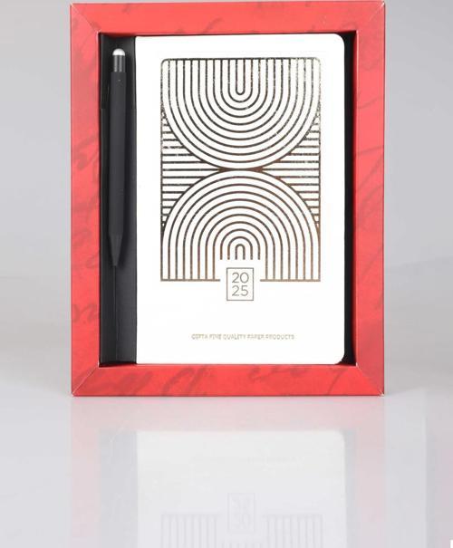 EXCLUSIVE SHINE 2025 KUTU VE TÜKENMEZ KALEM 2'LİSİ 2025 GÜNLÜK AJANDA 13x21 CM