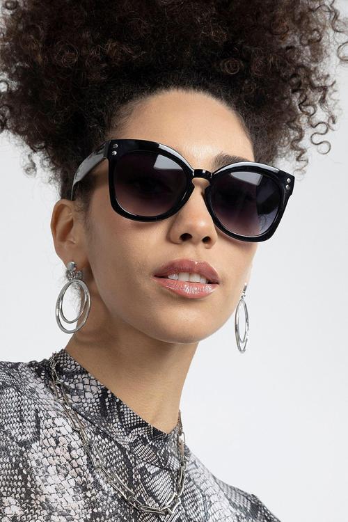 Siyah Çerçeveli Büyük Vintage Model Kadın Güneş Gözlüğü