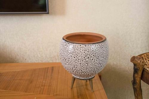 Krem Kahve Şekilli Artistik Çift Sırlı İç ve Dış Mekan Kullanımlı Ayaklı Toprak Terakota Saksı Saksılık Ç