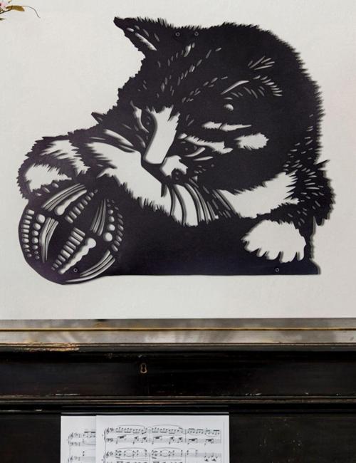 Top Oynayan Kedi Ev&Ofis Metal Duvar Tablosu - 41x49 Cm