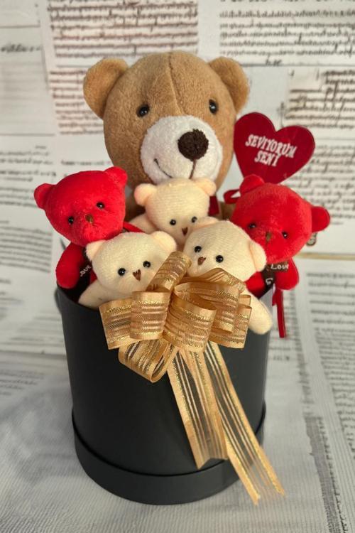 Premium Özel Hediye Kutusunda  25 cm Lila Ayıcık ve  5 adet Krem Peluş Minik Ayıcık Buketi