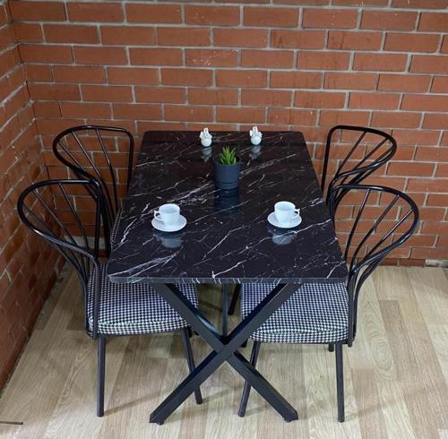 Masa Takımı Yemek Masası Mutfak Masası Balkon Masası - 60x120 Siyah Mermer 4 Güneş Sandalye