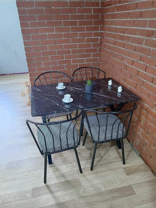 Masa Takımı Yemek Masası Mutfak Masası Balkon Masası - 70x110 Siyah Mermer 4 Güneş Sandalye