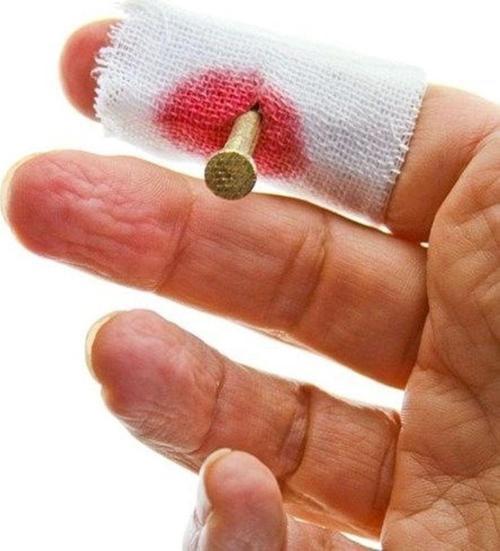 Kumaş Üzeri Kırmızı Renk Kanlı Çivi Geçmiş Parmak Şakası 
