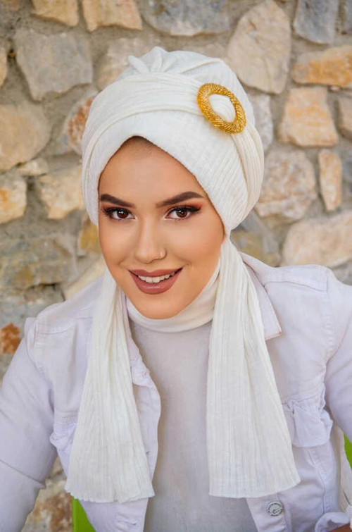 Beyaz Gold Tokalı Atkılı Bone