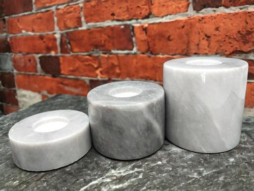 Urestone Doğanın Işıltısında: Gri Mermer Mumluk Seti - Evinizi Zarafetle Aydınlatın!