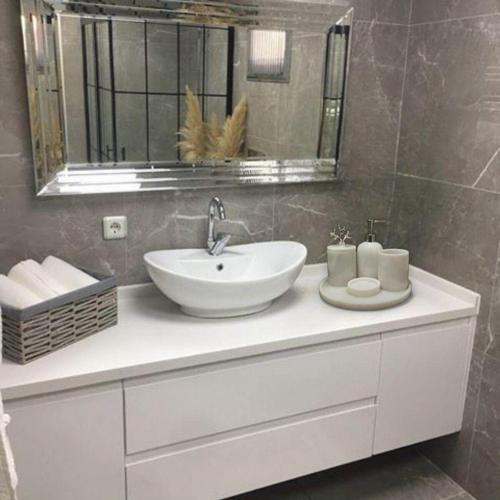 Urestone Beyaz Mermer 5 Parça Banyo Seti-Tepsi-Katı Sabunluk-Sıvı Sabunluk-Diş Fırçalık-Pamukluk