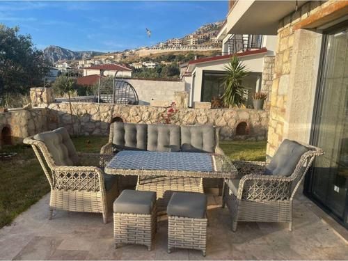 Açık Kahve Kapuçino Rattan Gri Kumaşlı Bahçe Koltuk Takımı 3 1 1 2Puf Masa