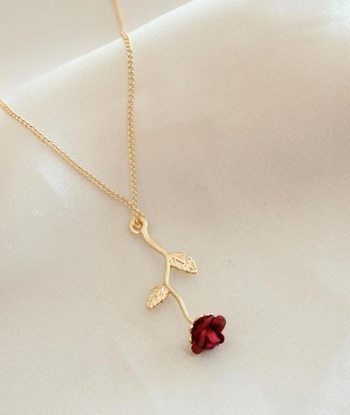 Kırmızı Gül Figürlü Kolye