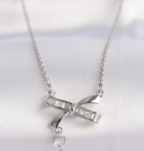 316L Çelik Zincir Gümüş Renk Zirkon Taşlı Kalp Detay Fiyonk Kolye