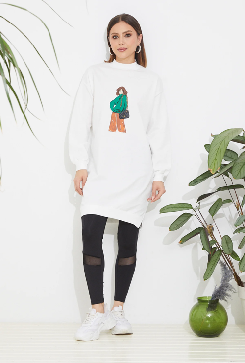 Kadın Önü Kız Baskılı Salaş Uzun Sweatshirt-Tunik Beyaz ZN5094
