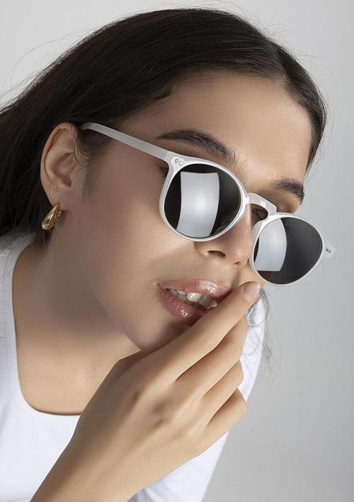 Anahtar Model Beyaz Kadın Güneş Gözlüğü